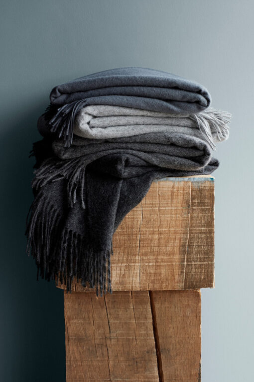 Plaid donkergrijs, alpacawol, effen; Elvang Classic Dark Grey - Afbeelding 2