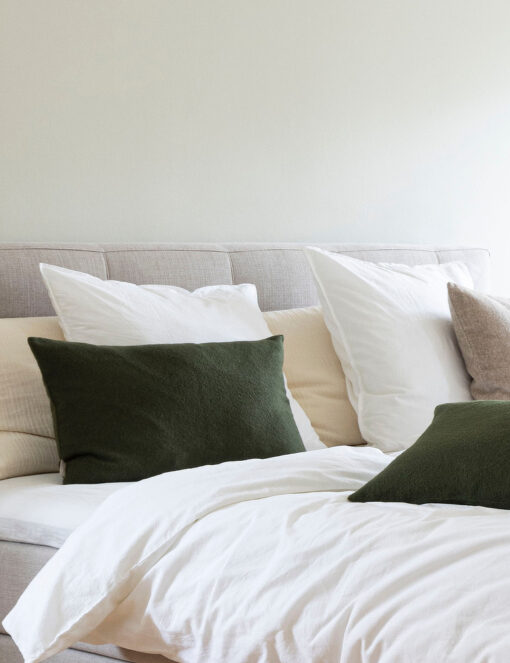 olijfgroen kussen van alpacawol langwerpig elvang classic bottle green