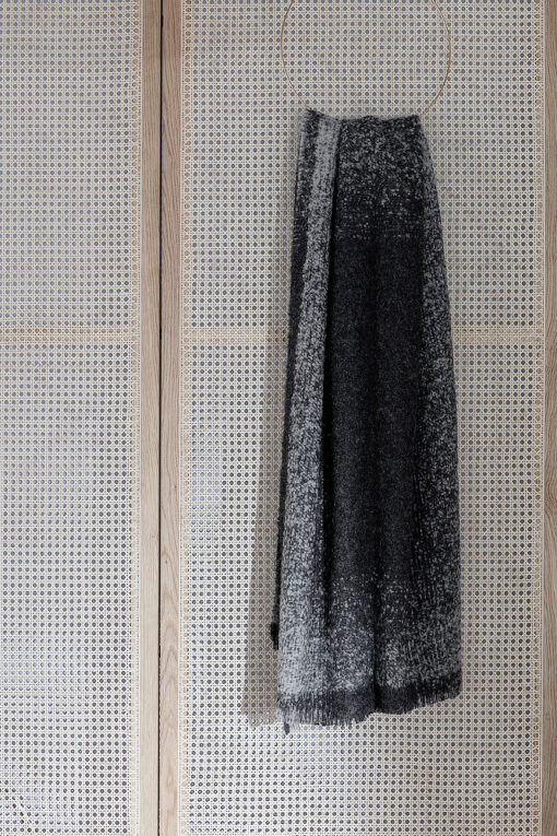 donkergrijze plaid alpacawol elvang vulcanic dark grey light grey