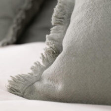 olijfgroen kussen van wol langwerpig extra groot moyha decorative edge olive