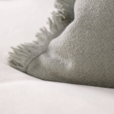 wollen kussen olijfgroen langwerpig moyha decorative edge olive