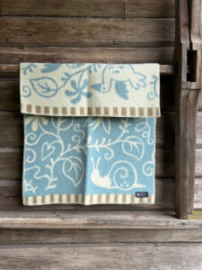 wollen wiegdeken blauw lamswol klippan lilla snigel blue