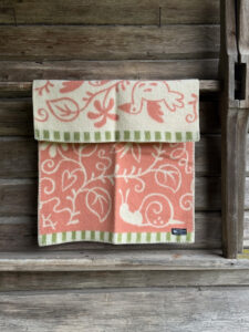 wollen wiegdeken roze lamswol klippan lilla snigel pink