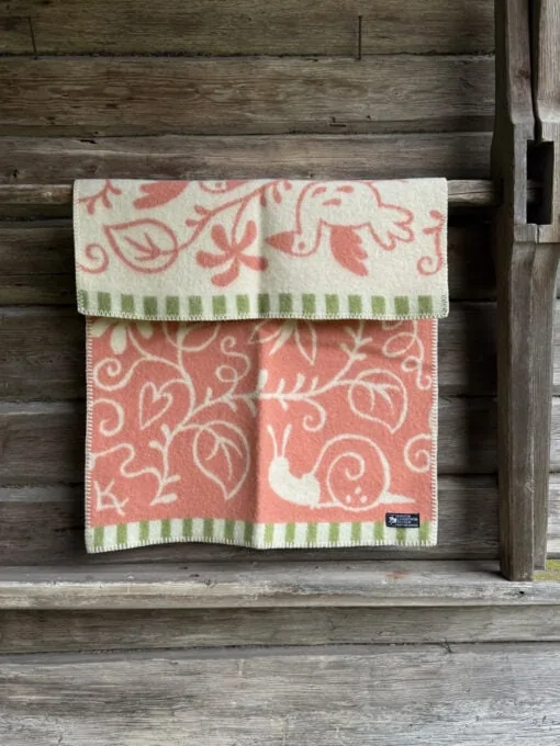 wollen wiegdeken roze lamswol klippan lilla snigel pink