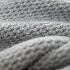 grijze bedsprei gebreid moyha woolly grey