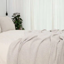 zandkleurige sprei katoen gebreid moyha close to nature sand