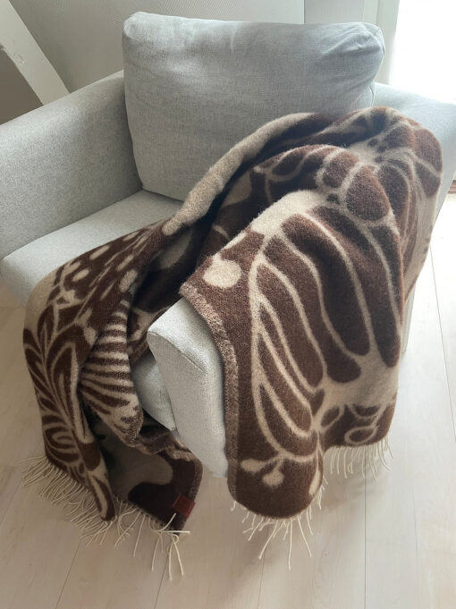 Woondeken bruin beige van lamswol klippan blomranka brown beige
