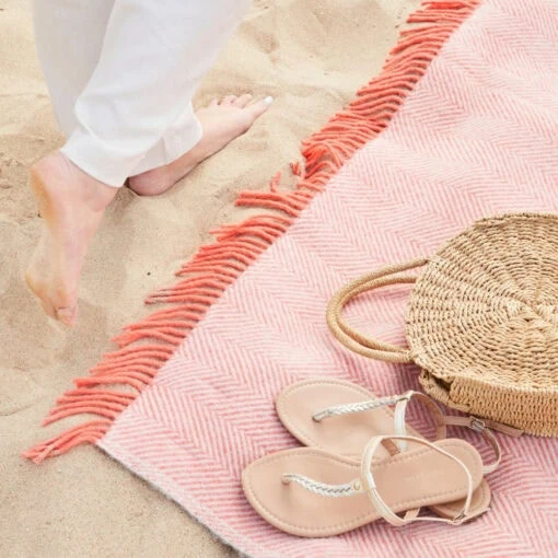 koraalroze picknick kleed van wol met visgraatpatroon tweedmill herringbone flamingo pearl