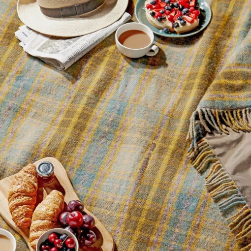 geruit picknickkleed okergeel groen blauw wol tweedmill textiles cottage mustard