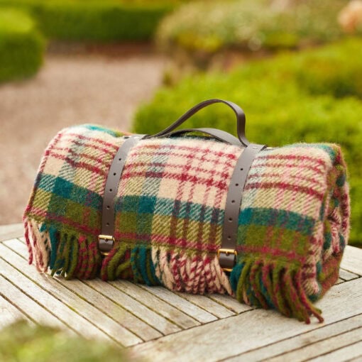 picknickkleed bordeaux groen beige geruit wol tweedmill textiles tartan thistleberry