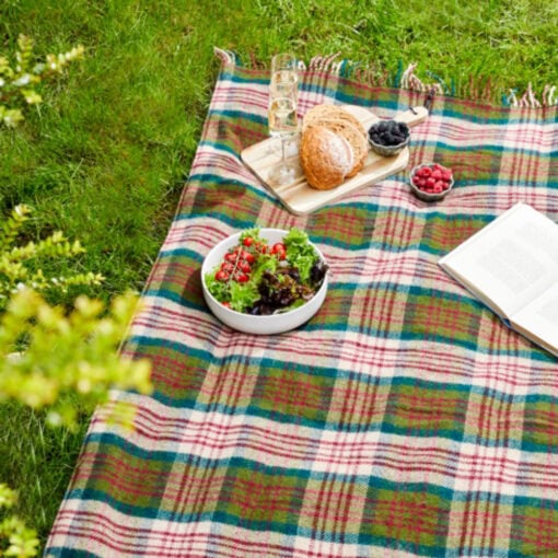 picknickkleed bordeaux groen beige ruiten wol tweedmill textiles tartan thistleberry