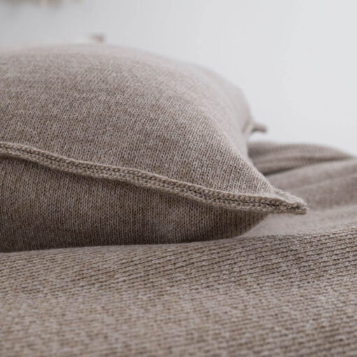 beige sierkussen fijngebreid katoen langwerpig moyha two weaves smooth beige