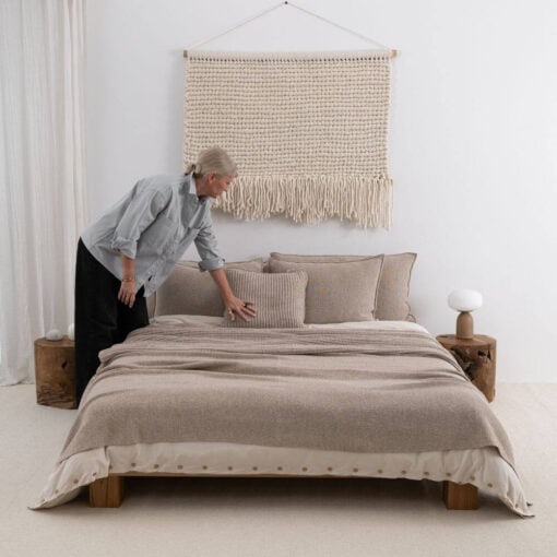 beige sierkussen grofgebreid vierkant moyha two weaves weave beige