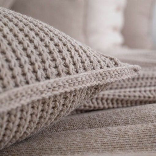detail kussen beige grofgebreid vierkant moyha two weaves weave beige