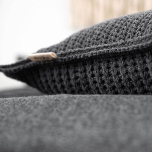 detail kussen grafiet grofgebreid vierkant moyha two weaves weave graphite