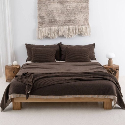 grof gebreid kussen bruin langwerpig moyha two weaves weave brown