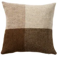 kussen beige bruin blokken lamswol klippan check beige